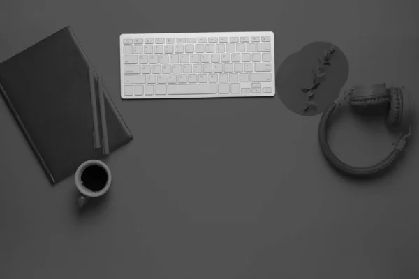 Computertastatur Mit Tasse Kaffee Notebook Und Kopfhörer Auf Schwarzem Hintergrund — Stockfoto