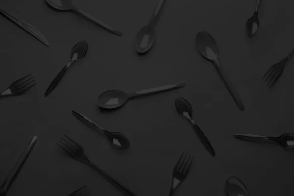 深色背景下的黑色勺子和叉 — 图库照片
