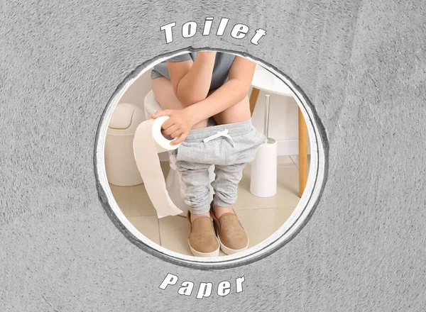 Zicht Kleine Jongen Zittend Toilet Kom Door Rol Papier — Stockfoto