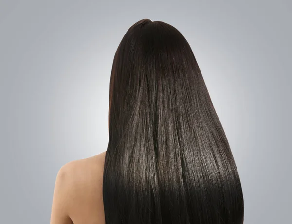 Junge Frau Mit Schönen Gesunden Haaren Auf Grauem Hintergrund Rückseite — Stockfoto
