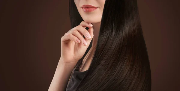 Νεαρή Γυναίκα Όμορφα Ίσια Μαλλιά Σκούρο Φόντο — Φωτογραφία Αρχείου