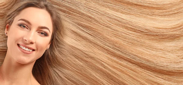 Schöne Junge Frau Mit Langen Glatten Haaren — Stockfoto