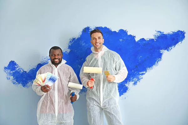 Renk Duvarı Yakınında Erkek Ressamlar — Stok fotoğraf