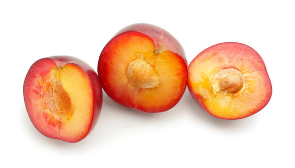 Ciruelas Cortadas Aisladas Sobre Fondo Blanco — Foto de Stock