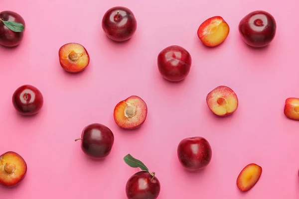 Ciruelas Frescas Maduras Sobre Fondo Color — Foto de Stock