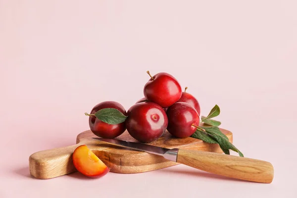 Board Fresh Ripe Plums Color Background — Stock Photo, Image