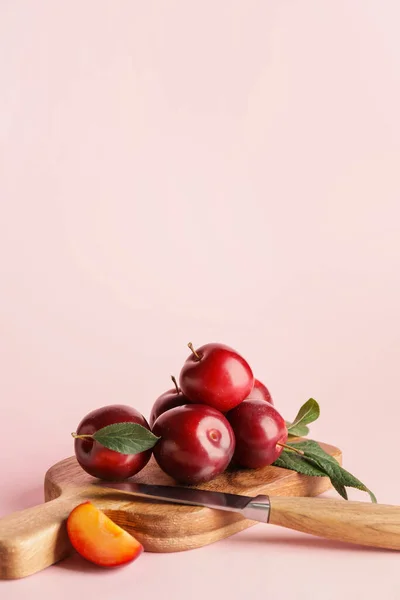 Board Fresh Ripe Plums Color Background — Stock Photo, Image