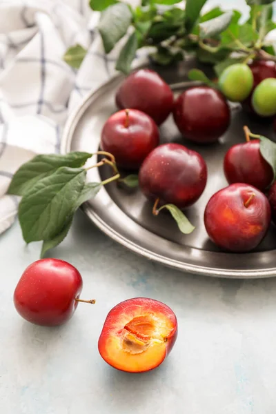 Plate Fresh Ripe Plums Table — Stock Photo, Image