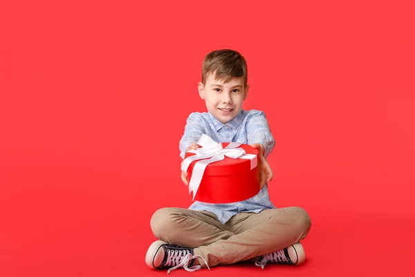 Anak Manis Dengan Hadiah Latar Belakang Warna — Stok Foto