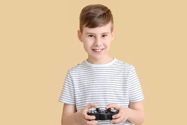 Carino Ragazzo Con Gioco Pad Colore Sfondo — Foto Stock