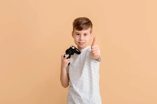 Rapaz Bonito Com Almofada Jogo Mostrando Polegar Para Cima Fundo — Fotografia de Stock