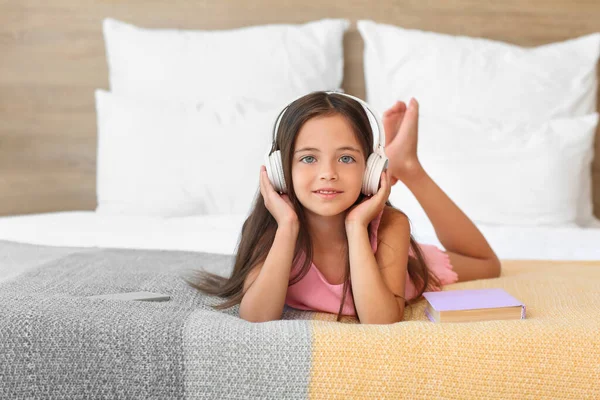 Cute Little Girl Listening Music Bedroom — Stock Photo, Image