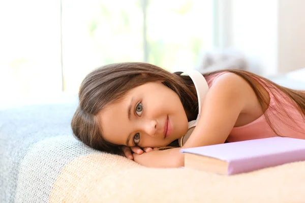 Cute Little Girl Headphones Bedroom — Stock Photo, Image