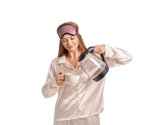 Jonge Vrouw Pyjama Gieten Gekookt Water Van Elektrische Waterkoker Kopje — Stockfoto