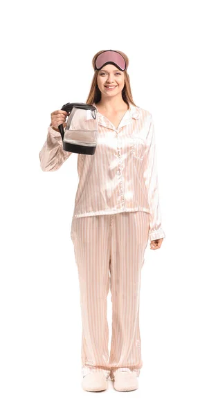 Jovem Mulher Pijama Segurando Chaleira Elétrica Fundo Branco — Fotografia de Stock