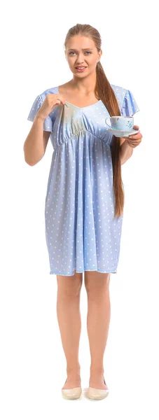 Junge Frau Mit Kaffeeflecken Auf Ihrem Kleid Auf Weißem Hintergrund — Stockfoto
