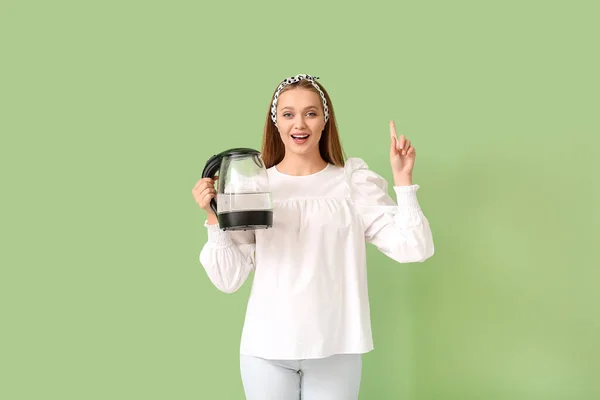 Gelukkig Vrouw Houden Elektrische Waterkoker Kleur Achtergrond — Stockfoto