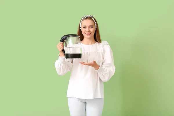 Mujer Feliz Sosteniendo Hervidor Eléctrico Sobre Fondo Color — Foto de Stock