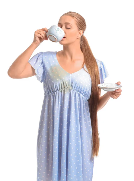 Jonge Vrouw Met Vlekken Haar Jurk Drinken Koffie Witte Achtergrond — Stockfoto
