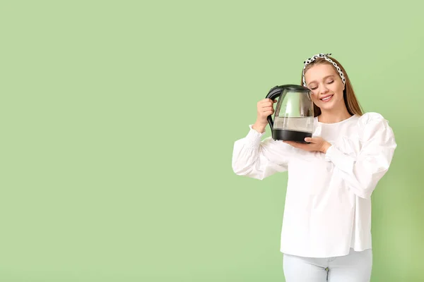 Glückliche Frau Hält Wasserkocher Auf Farbigem Hintergrund — Stockfoto