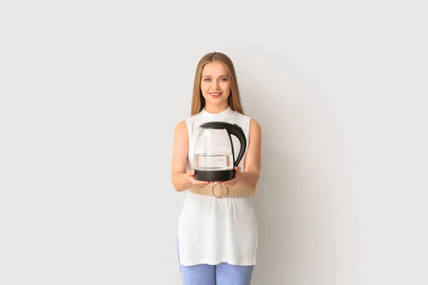 Mujer Joven Sosteniendo Hervidor Eléctrico Sobre Fondo Blanco —  Fotos de Stock