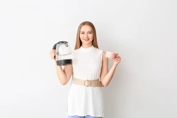 Femme Heureuse Tenant Bouilloire Électrique Tasse Sur Fond Blanc — Photo