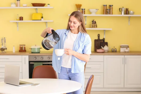 Ung Kvinna Häller Kokt Vatten Från Elektrisk Vattenkokare Kopp Med — Stockfoto