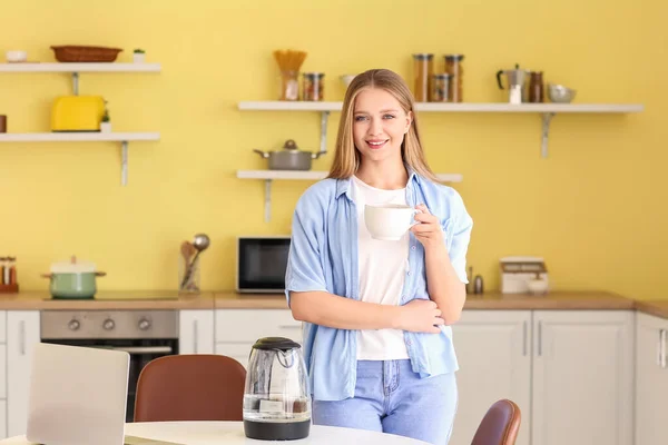 Jovem Com Xícara Chaleira Elétrica Mesa Cozinha — Fotografia de Stock