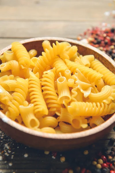 Cuenco Con Diferentes Pastas Sin Cocer Sobre Fondo Madera —  Fotos de Stock