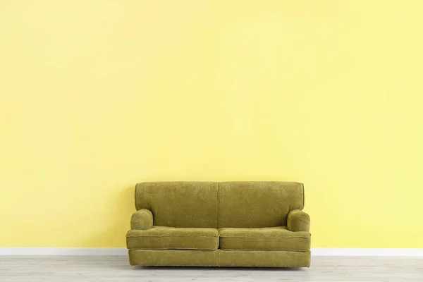 Modernes Sofa Der Nähe Von Farbwand Zimmer — Stockfoto