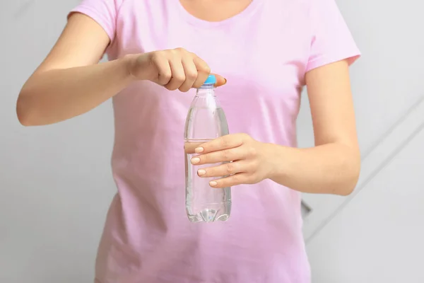 Donna Con Bottiglia Acqua Fondo Chiaro Primo Piano — Foto Stock