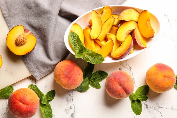 Composition Whole Cut Ripe Peaches Table — Stock Photo, Image