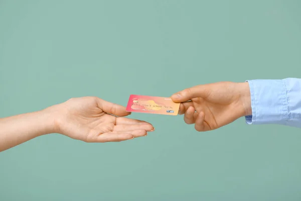 手握彩色背景信用卡的女性 — 图库照片