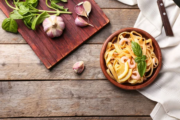 Plate Tasty Pasta Shrimps Garlic Wooden Table — Stock Photo, Image