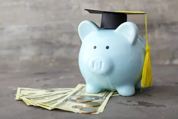 Salvadanaio Con Cappello Laurea Denaro Sul Tavolo — Foto Stock