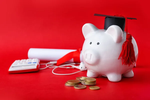 Piggy Bank Met Afstuderen Hoed Geld Kleur Achtergrond Begrip Collegegeld — Stockfoto