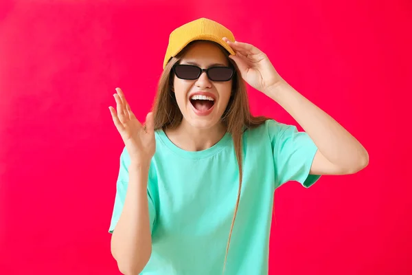 Glückliche Frau Mit Stylischer Sonnenbrille Auf Farbigem Hintergrund — Stockfoto