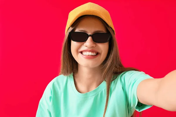 Schöne Frau Mit Stylischer Sonnenbrille Macht Selfie Auf Farbigem Hintergrund — Stockfoto