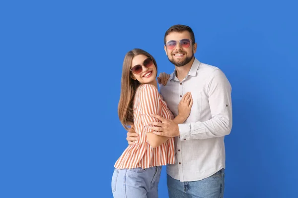 Pareja Joven Con Gafas Sol Elegantes Sobre Fondo Color — Foto de Stock