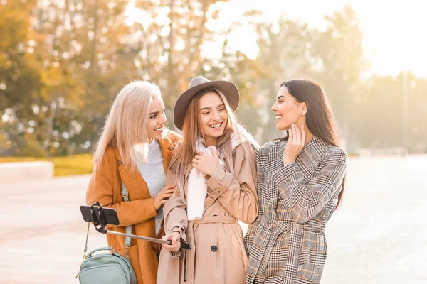 Mooie Jonge Vrouwen Nemen Selfie Buiten — Stockfoto