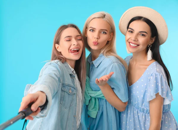 Schöne Junge Frauen Machen Selfie Auf Farbigem Hintergrund — Stockfoto