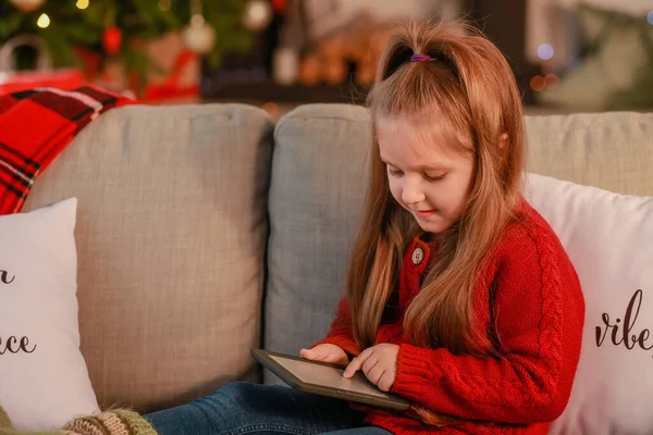 Little Girl Reading Book Home — Stock Photo, Image