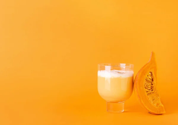 Glass Tasty Pumpkin Smoothie Color Background — Stock Photo, Image