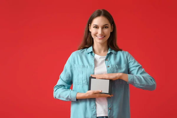 Junge Frau Mit Reader Auf Farbigem Hintergrund — Stockfoto