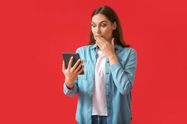 Shocked Young Woman Reader Color Background — Stock Photo, Image