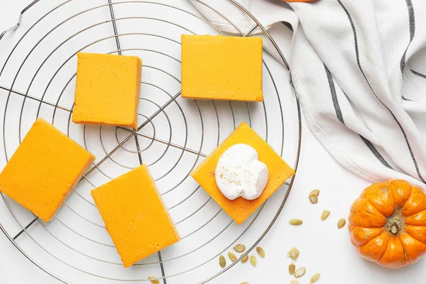 Beyaz arka planda lezzetli balkabağı turtası parçaları