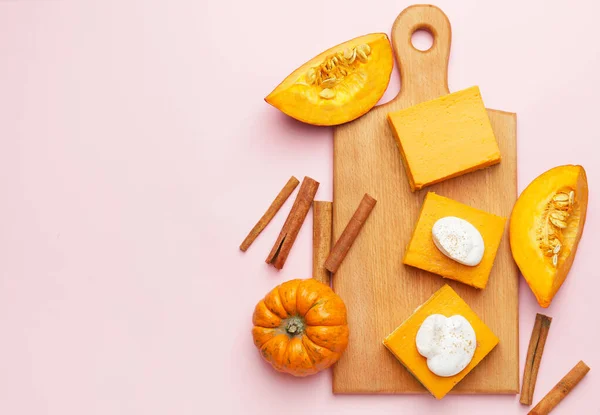 Bord Met Stukjes Lekkere Pompoentaart Kleur Achtergrond — Stockfoto