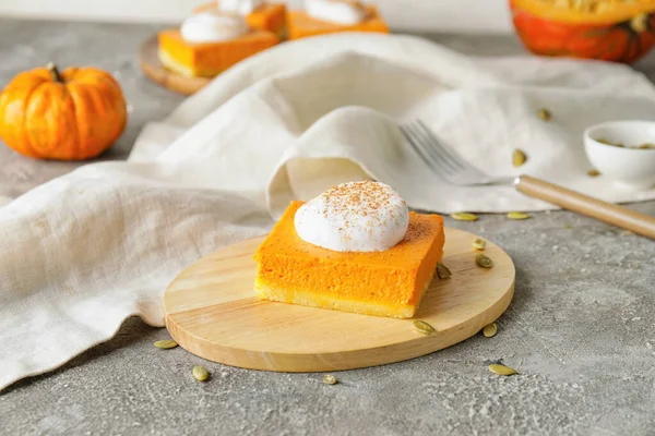 Masada lezzetli bir parça balkabağı turtası var.