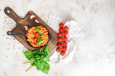 Makarna ve domates soslu kızartma tavası.