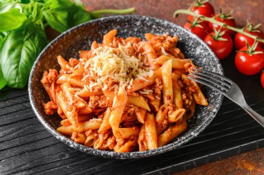 Masada domates soslu makarna kasesi